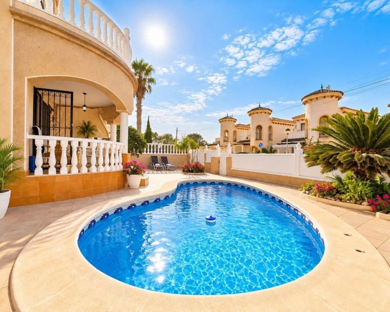 3 soveværelse Villa til salg i Villamartin med swimmingpool - € 369.000 (Ref: 10101504)