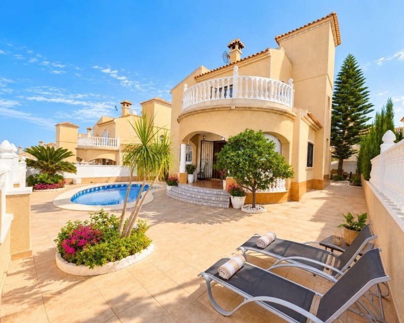 3 soveværelse Villa til salg i Villamartin med swimmingpool - € 369.000 (Ref: 10101504)