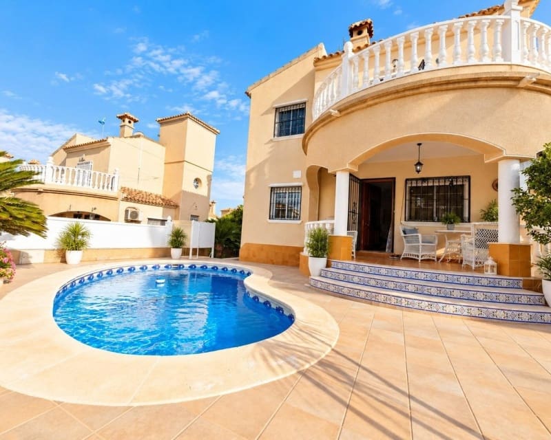 3 soveværelse Villa til salg i Villamartin med swimmingpool - € 369.000 (Ref: 10101504)