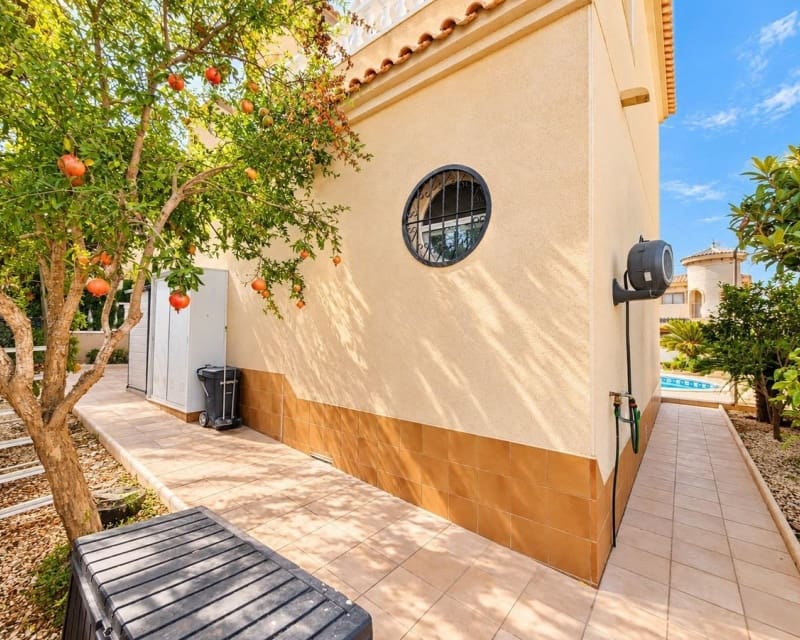 3 soveværelse Villa til salg i Villamartin med swimmingpool - € 369.000 (Ref: 10101504)
