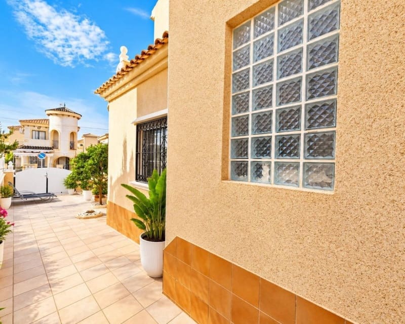 3 soveværelse Villa til salg i Villamartin med swimmingpool - € 369.000 (Ref: 10101504)