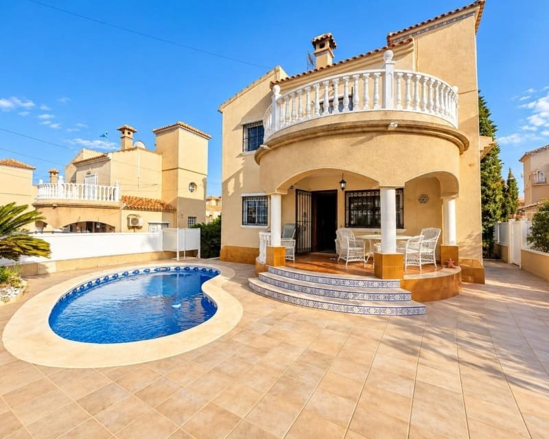 3 soveværelse Villa til salg i Villamartin med swimmingpool - € 369.000 (Ref: 10101504)