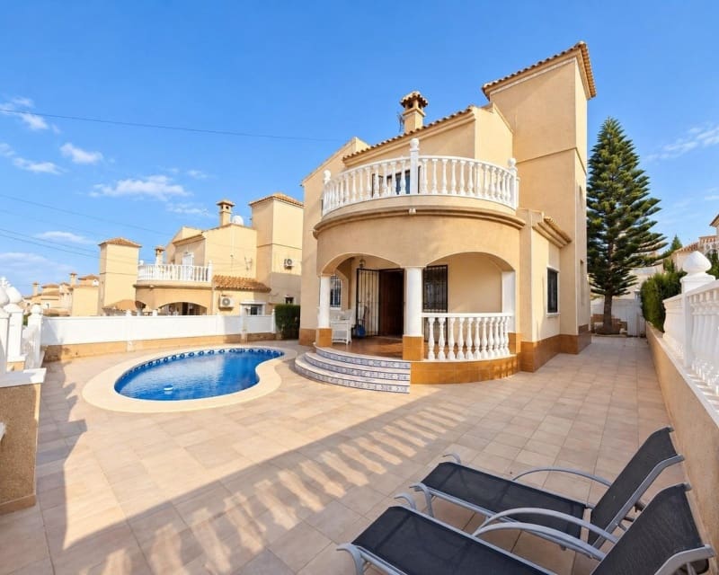3 soveværelse Villa til salg i Villamartin med swimmingpool - € 369.000 (Ref: 10101504)