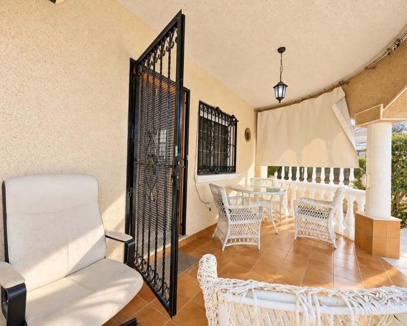 3 soveværelse Villa til salg i Villamartin med swimmingpool - € 369.000 (Ref: 10101504)