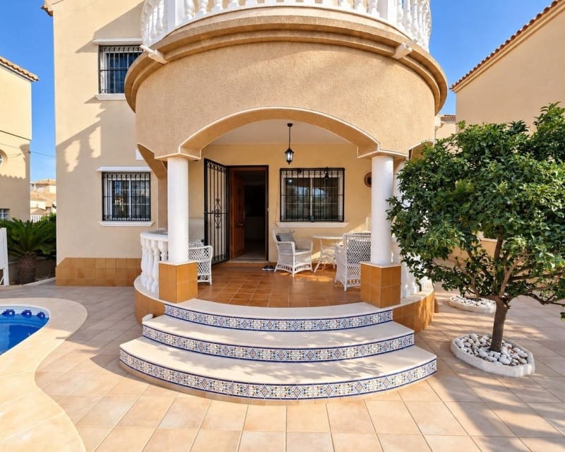3 soveværelse Villa til salg i Villamartin med swimmingpool - € 369.000 (Ref: 10101504)