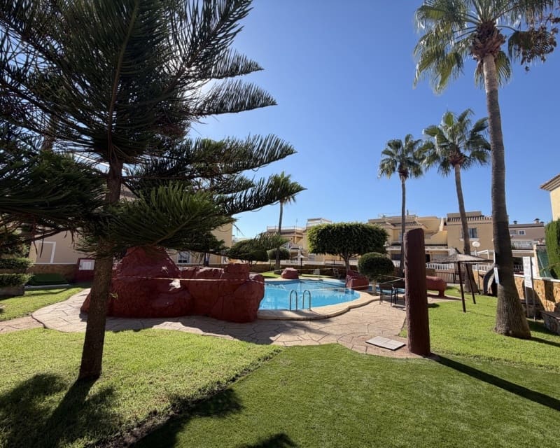 2 soveværelse Lejlighed til salg i Villamartin med swimmingpool - € 219.000 (Ref: 10101518)