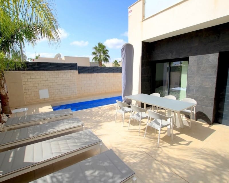 3 soveværelse Villa til salg i Benijofar med swimmingpool garage - € 389.000 (Ref: 10167010)