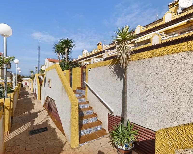 3 soveværelse Byhus til salg i Playa Flamenca med swimmingpool garage - € 197.950 (Ref: 10167019)
