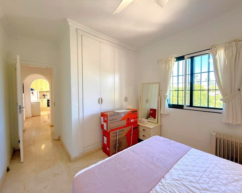 6 soveværelse Villa til salg i Villamartin med swimmingpool - € 475.000 (Ref: 10167022)