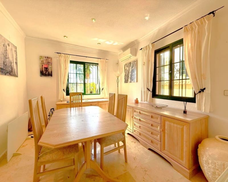 6 soveværelse Villa til salg i Villamartin med swimmingpool - € 475.000 (Ref: 10167022)