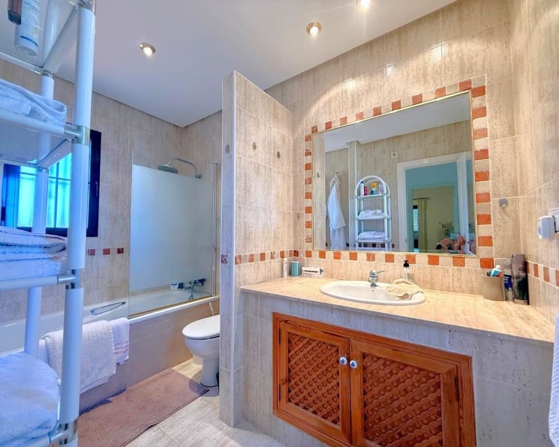 6 soveværelse Villa til salg i Villamartin med swimmingpool - € 475.000 (Ref: 10167022)