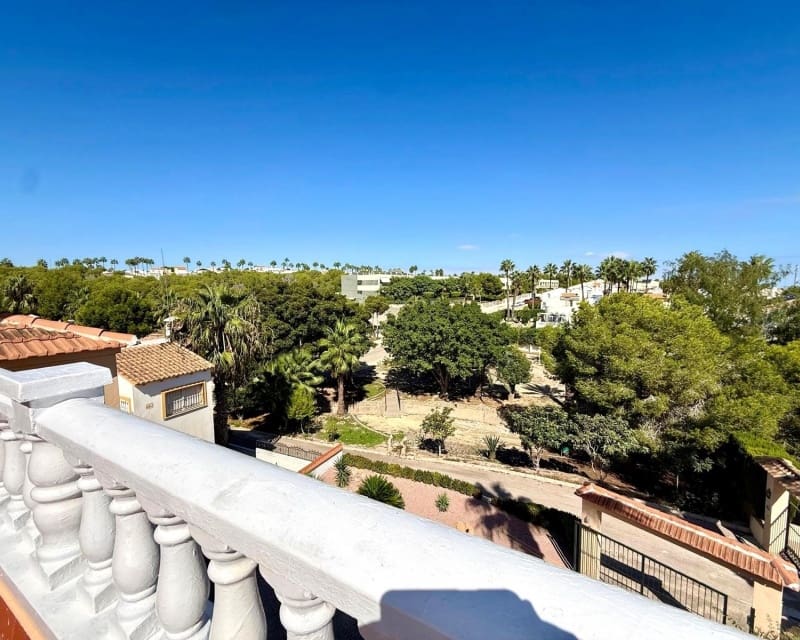 6 soveværelse Villa til salg i Villamartin med swimmingpool - € 475.000 (Ref: 10167022)