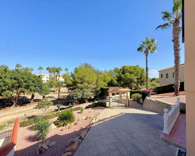 6 soveværelse Villa til salg i Villamartin med swimmingpool - € 475.000 (Ref: 10167022)