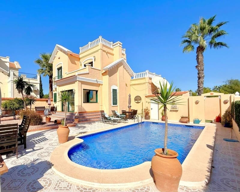 6 soveværelse Villa til salg i Villamartin med swimmingpool - € 475.000 (Ref: 10167022)