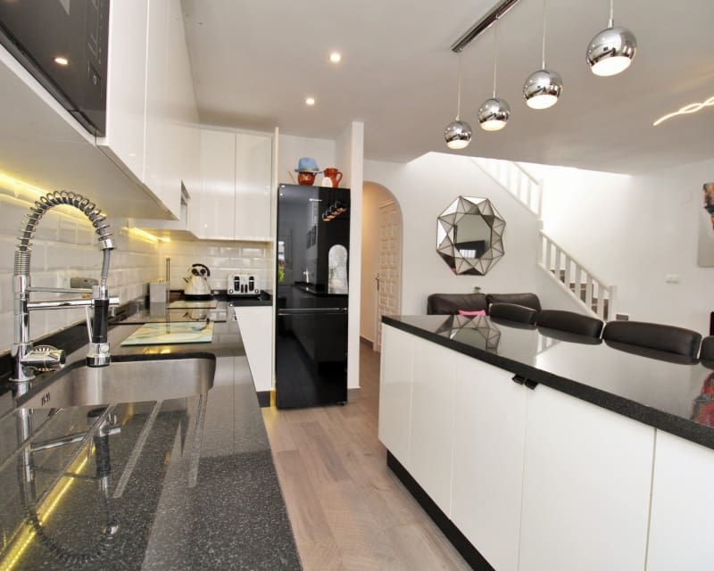 3 quarto Casa em Banda para venda em Villamartin com piscina - 289 000 € (Ref: 10167025)