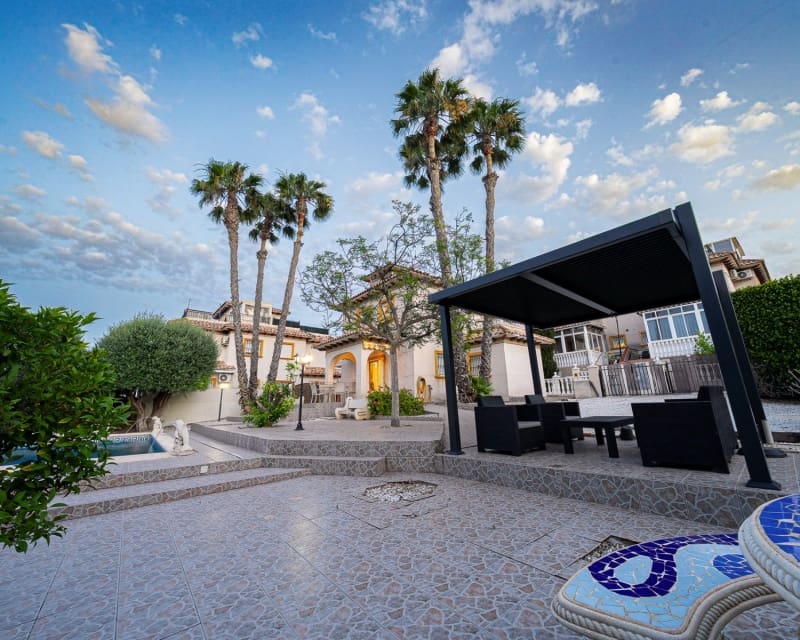 3 soveværelse Villa til salg i Playa Flamenca med swimmingpool - € 529.900 (Ref: 10167026)