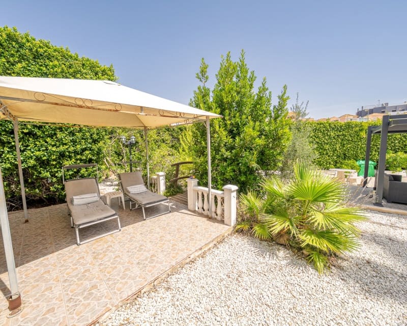 3 soveværelse Villa til salg i Playa Flamenca med swimmingpool - € 529.900 (Ref: 10167026)