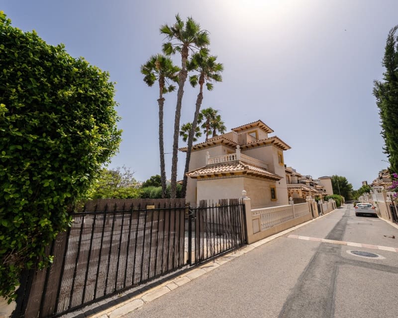 3 soveværelse Villa til salg i Playa Flamenca med swimmingpool - € 529.900 (Ref: 10167026)