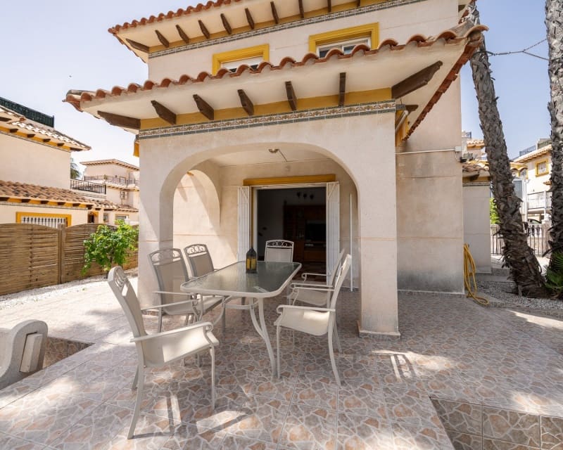 3 soveværelse Villa til salg i Playa Flamenca med swimmingpool - € 529.900 (Ref: 10167026)