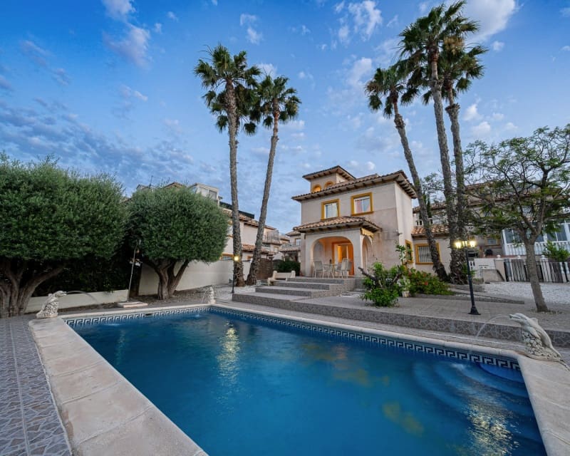 3 soveværelse Villa til salg i Playa Flamenca med swimmingpool - € 529.900 (Ref: 10167026)