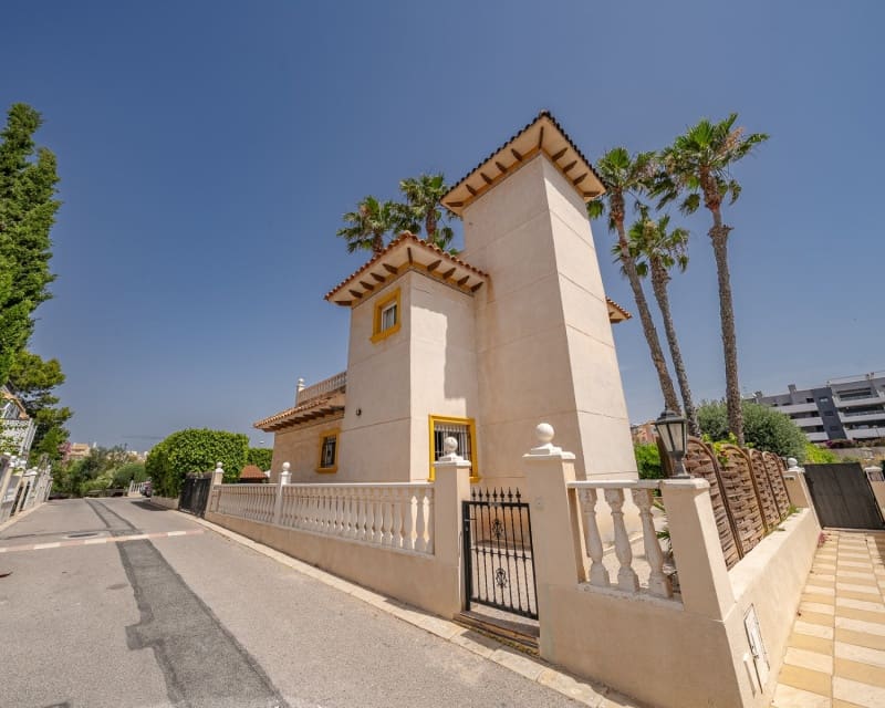 3 soveværelse Villa til salg i Playa Flamenca med swimmingpool - € 529.900 (Ref: 10167026)