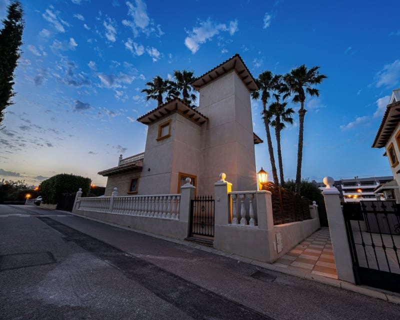 3 soveværelse Villa til salg i Playa Flamenca med swimmingpool - € 529.900 (Ref: 10167026)