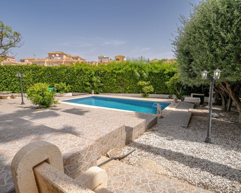 3 soveværelse Villa til salg i Playa Flamenca med swimmingpool - € 529.900 (Ref: 10167026)
