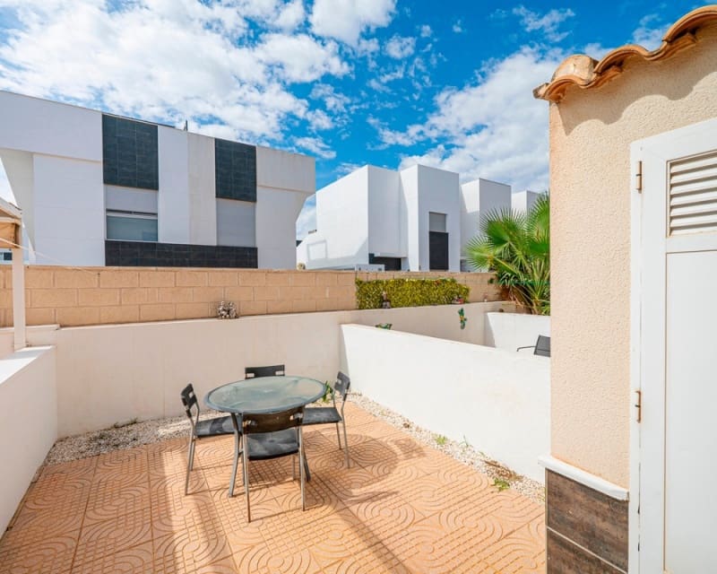 2 soveværelse Byhus til salg i Ciudad Quesada med swimmingpool - € 195.000 (Ref: 10167030)
