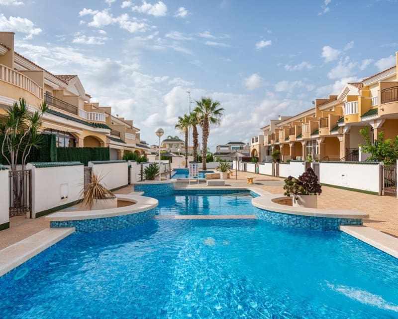 2 soveværelse Byhus til salg i Ciudad Quesada med swimmingpool - € 195.000 (Ref: 10167030)