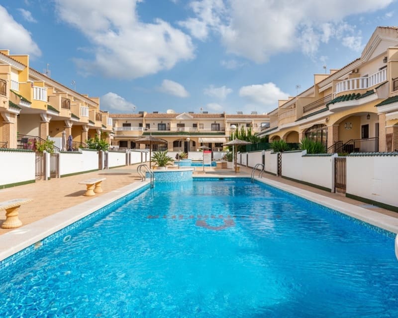 2 soveværelse Byhus til salg i Ciudad Quesada med swimmingpool - € 195.000 (Ref: 10167030)