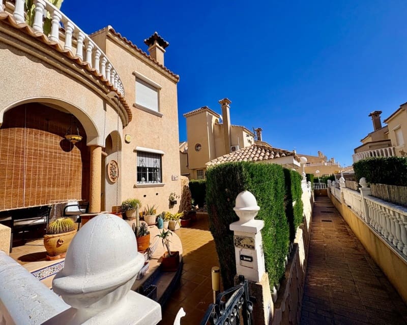 3 soveværelse Villa til salg i Playa Flamenca med swimmingpool - € 225.000 (Ref: 10167048)