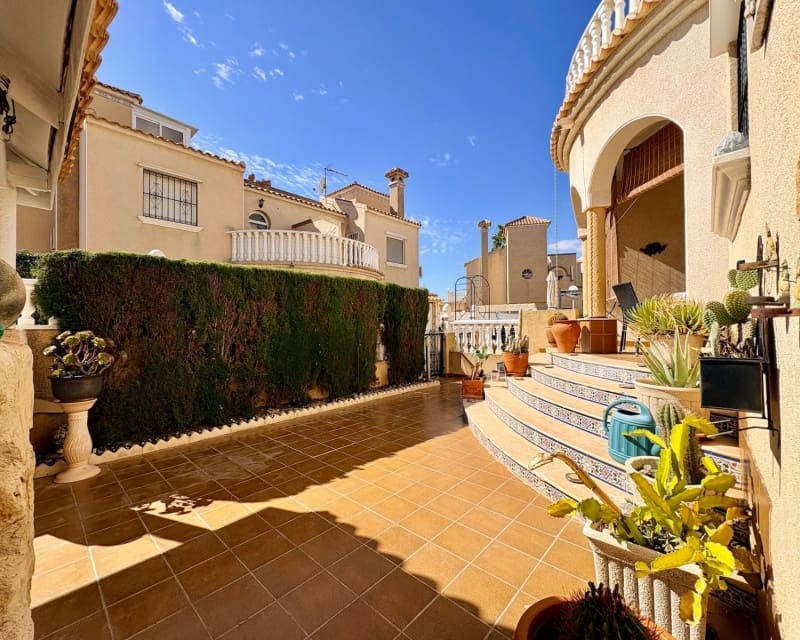 3 soveværelse Villa til salg i Playa Flamenca med swimmingpool - € 225.000 (Ref: 10167048)