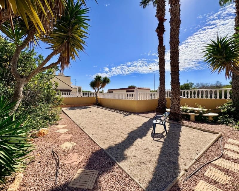 3 soveværelse Villa til salg i Playa Flamenca med swimmingpool - € 225.000 (Ref: 10167048)