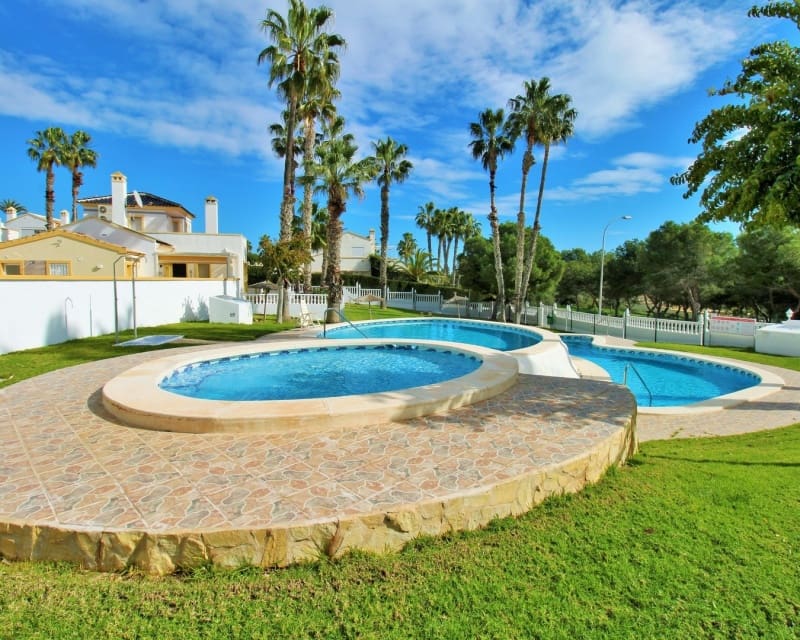 2 soveværelse Bungalow til salg i Villamartin med swimmingpool - € 219.950 (Ref: 10167386)