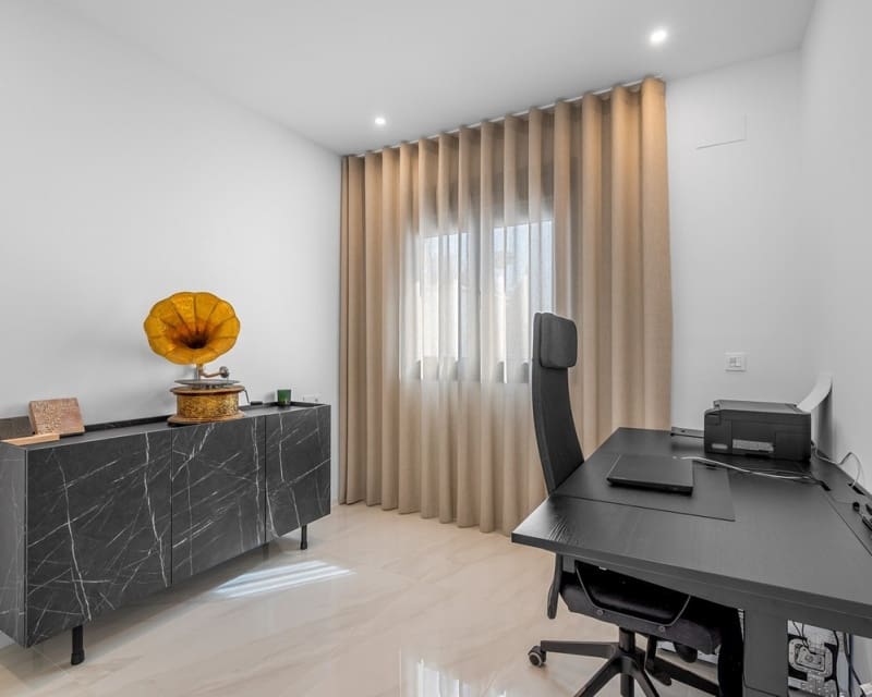 Chalet de 3 habitaciones en Los Montesinos en venta con piscina - 469.000 € (Ref: 10167404)