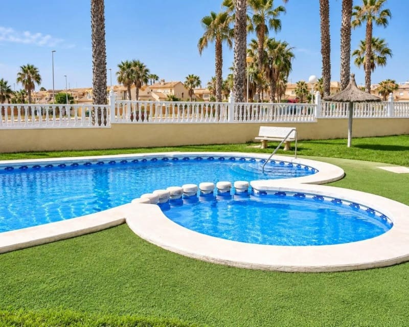 Chalet de 2 habitaciones en Cabo Roig en venta con piscina garaje - 198.000 € (Ref: 10175717)