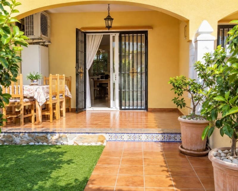 Chalet de 2 habitaciones en Cabo Roig en venta con piscina garaje - 198.000 € (Ref: 10175717)