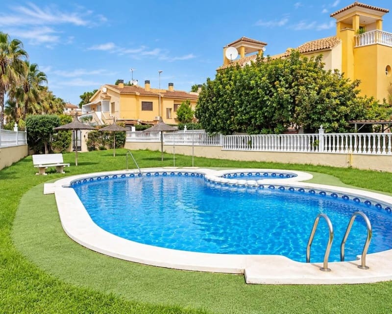 Chalet de 2 habitaciones en Cabo Roig en venta con piscina garaje - 198.000 € (Ref: 10175717)