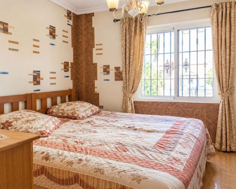 Chalet de 2 habitaciones en Cabo Roig en venta con piscina garaje - 198.000 € (Ref: 10175717)