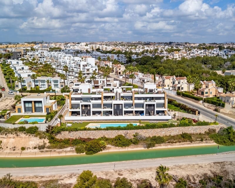 2 soveværelse Lejlighed til salg i Villamartin med swimmingpool garage - € 349.500 (Ref: 10179337)
