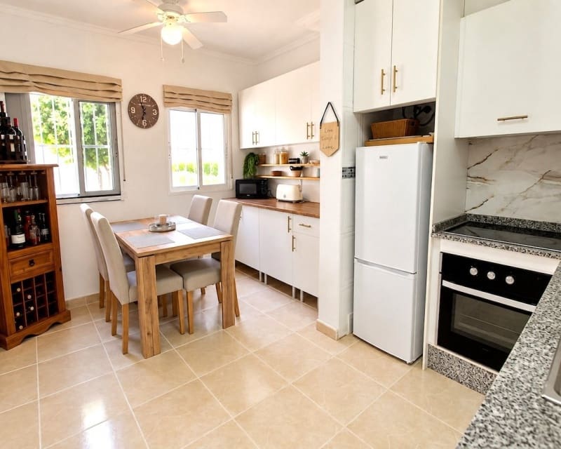 Casa de 2 habitaciones en Villamartin en venta con piscina - 179.500 € (Ref: 10179339)