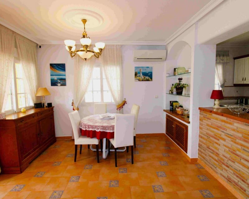 3 makuuhuone Huvila myytävänä paikassa Villamartin mukana uima-altaan - 369 000 € (Ref: 8635546)