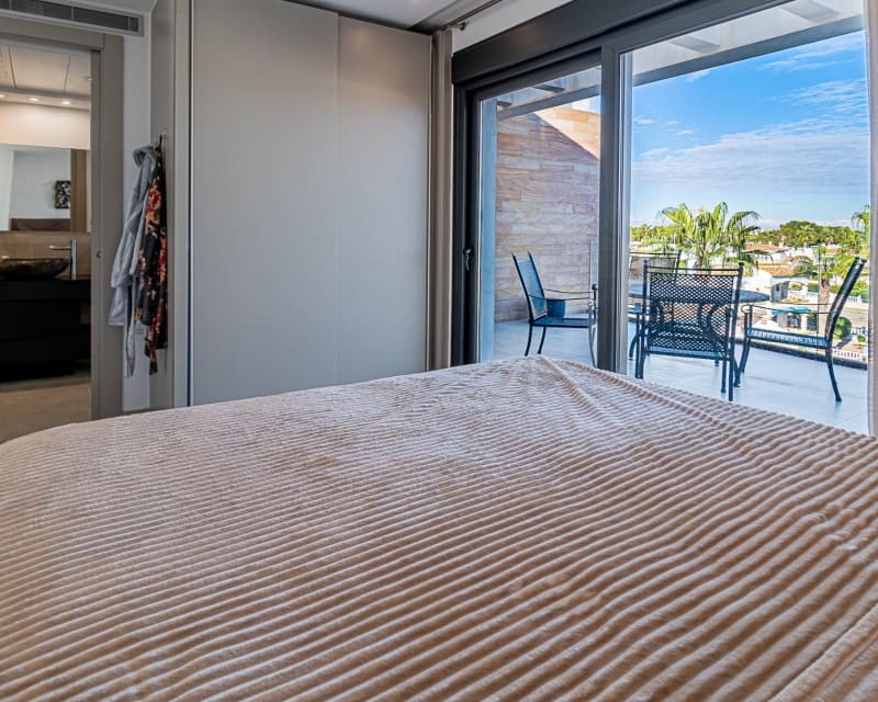 Apartamento de 3 habitaciones en Villamartin en venta con piscina - 549.000 € (Ref: 8782227)