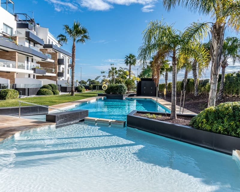 Apartamento de 3 habitaciones en Villamartin en venta con piscina - 549.000 € (Ref: 8782227)