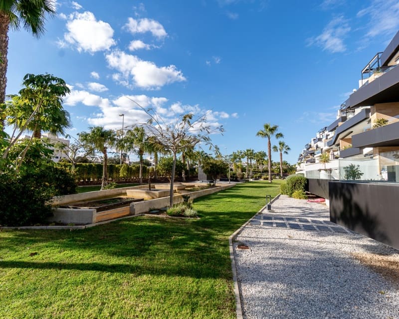 Apartamento de 3 habitaciones en Villamartin en venta con piscina - 549.000 € (Ref: 8782227)