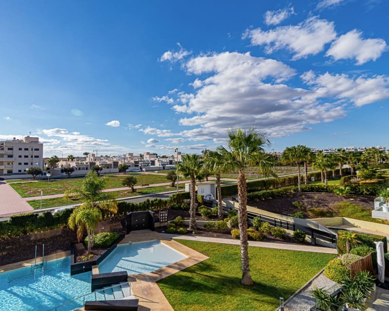 Apartamento de 3 habitaciones en Villamartin en venta con piscina - 549.000 € (Ref: 8782227)