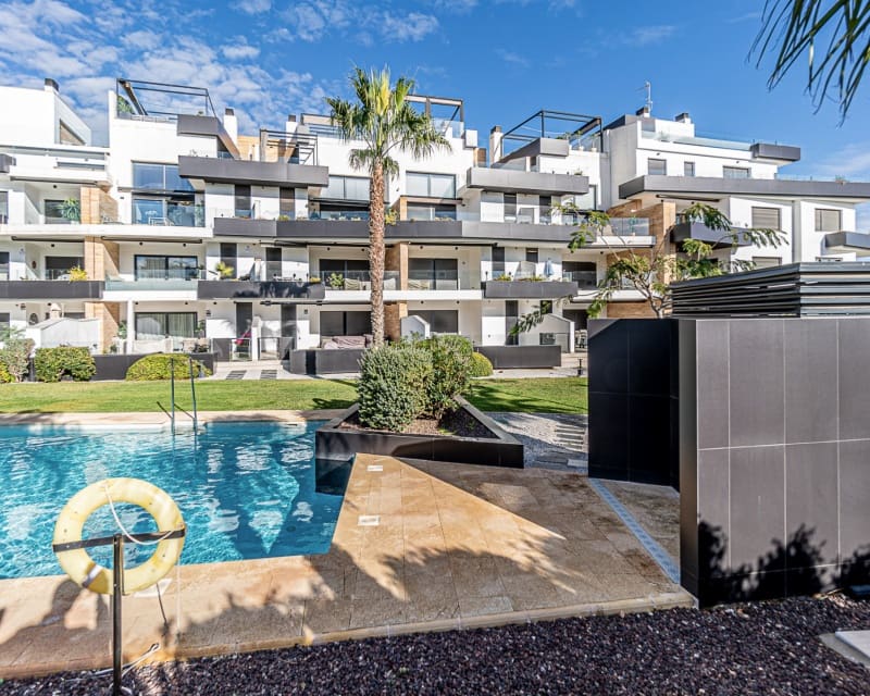 Apartamento de 3 habitaciones en Villamartin en venta con piscina - 549.000 € (Ref: 8782227)