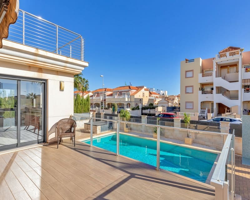 Chalet de 5 habitaciones en La Zenia en venta con piscina - 895.000 € (Ref: 8800193)