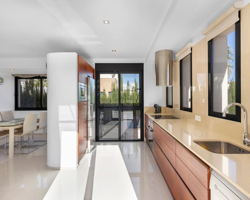 Chalet de 5 habitaciones en La Zenia en venta con piscina - 895.000 € (Ref: 8800193)