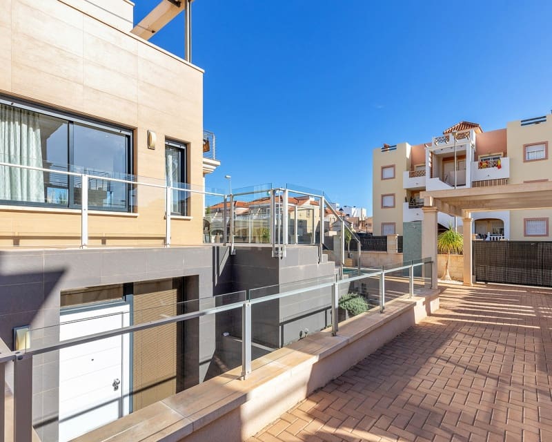 Chalet de 5 habitaciones en La Zenia en venta con piscina - 895.000 € (Ref: 8800193)